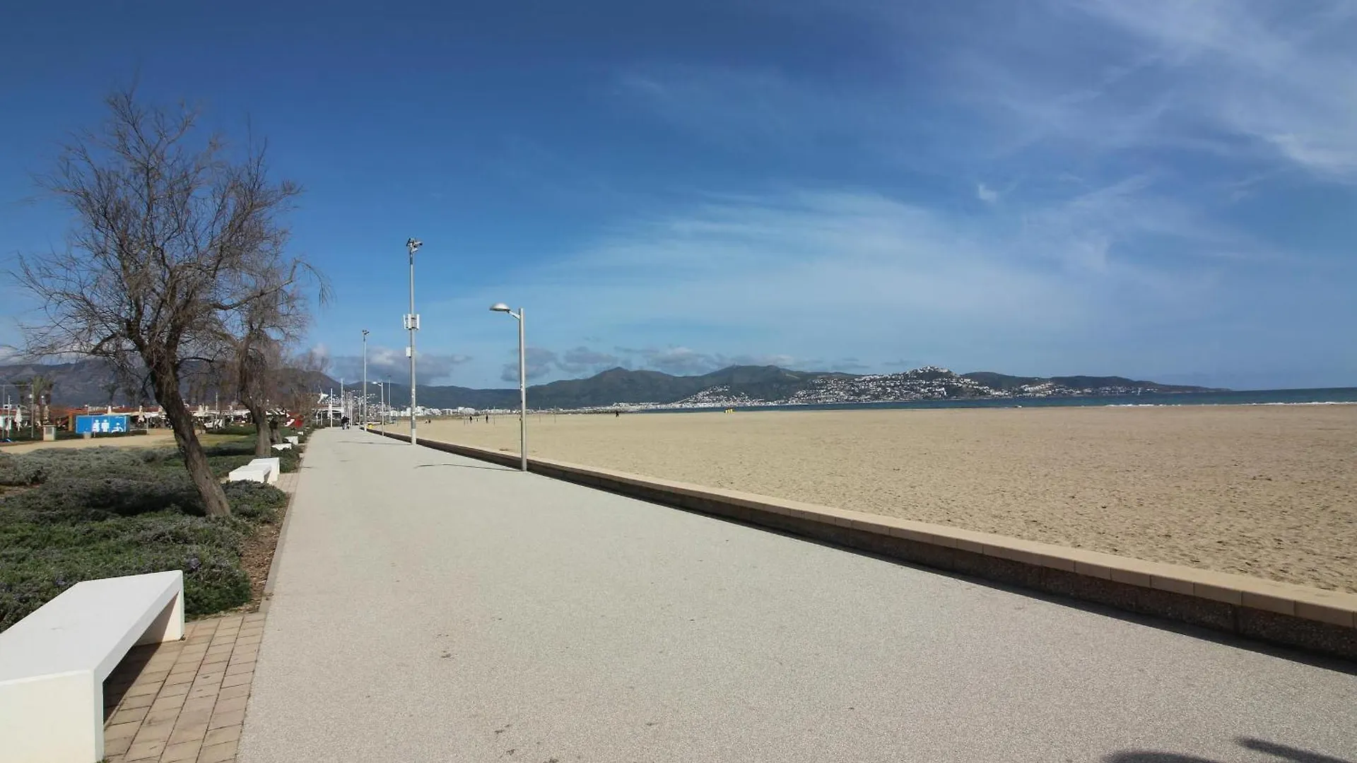 Apartamento Centrico Con Terraza Y Acceso Cercano A La Playa, Bares Y Mercado En Empuriabrava - Es-228-181 0*,  Spain