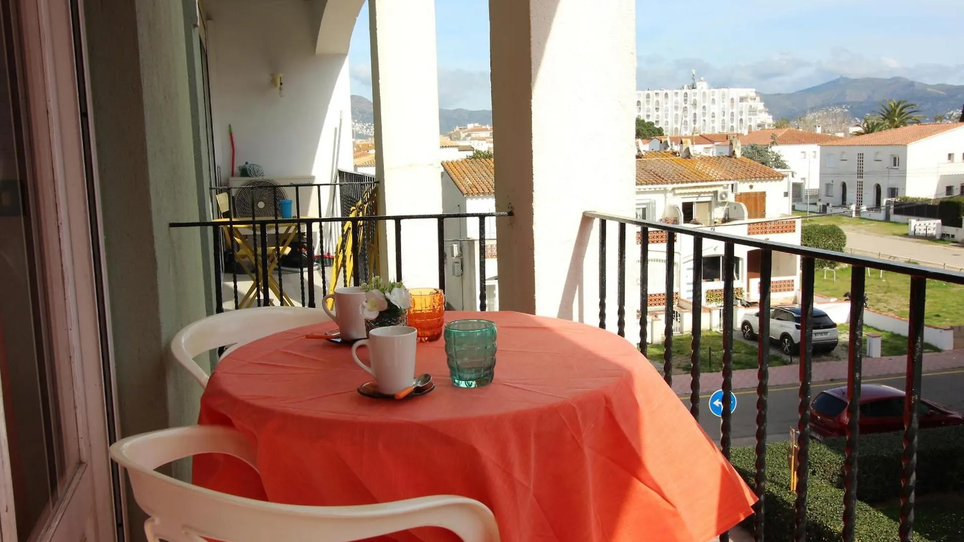 Apartamento Centrico Con Terraza Y Acceso Cercano A La Playa, Bares Y Mercado En Empuriabrava - Es-228-181