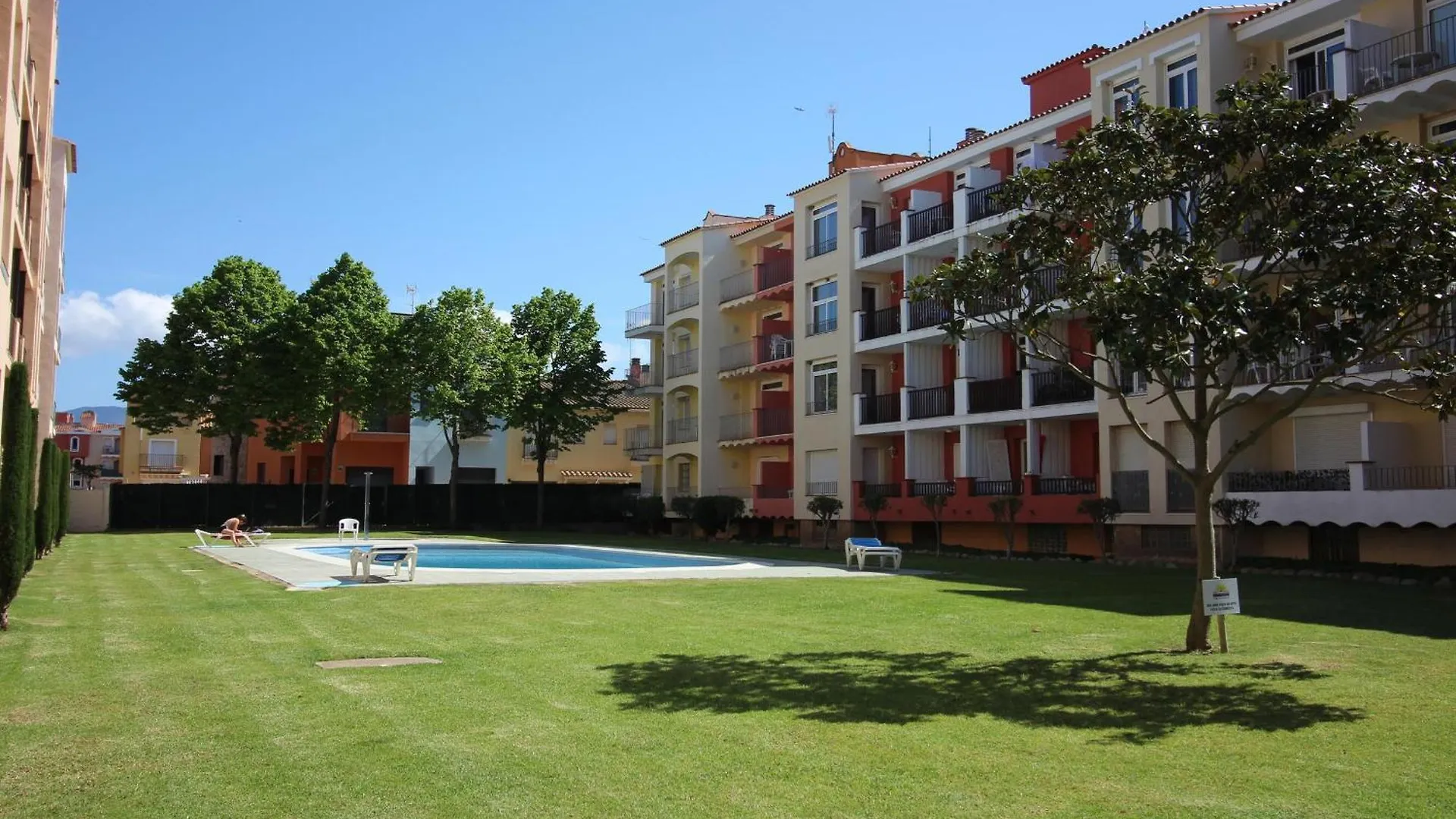 Apartamento Centrico Con Terraza Y Acceso Cercano A La Playa, Bares Y Mercado En Empuriabrava - Es-228-181 Spain